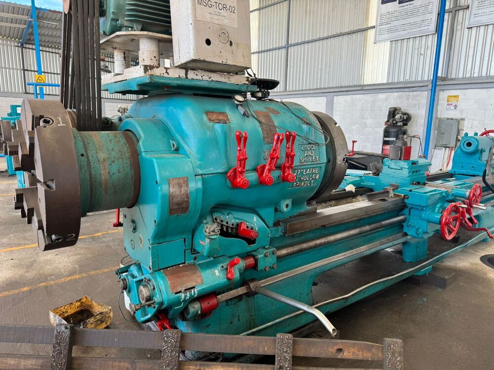 Torno industrial en operación en el taller de MASIG