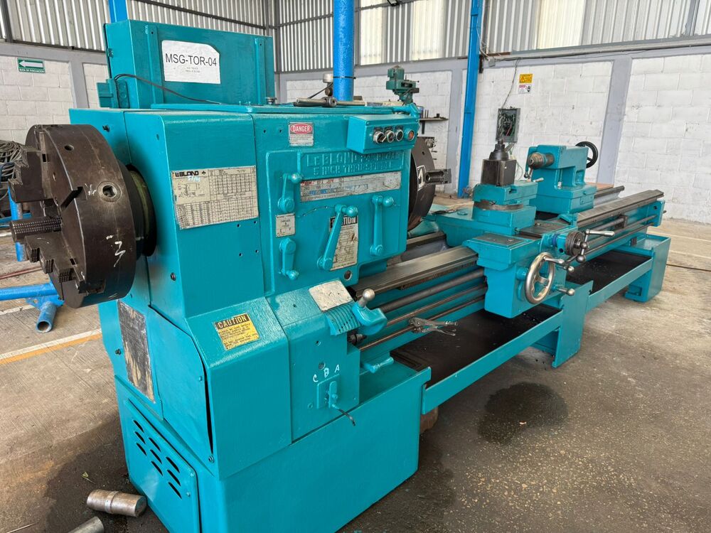 Torno industrial de gran formato en el taller